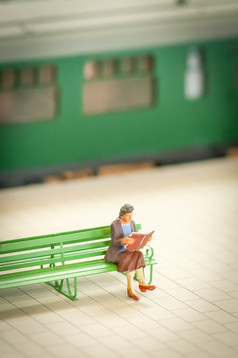 微型模型女人阅读火车站平台