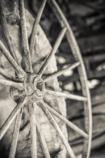 古董马车车轮与腐烂的木辐条