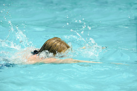 游泳运动员脸下来游泳池