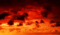 燃烧的红色的火的天空cloudscape背景