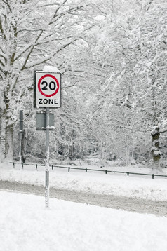 速度区标志的一边雪高速公路