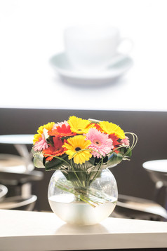 小花束花咖啡馆与咖啡杯背景