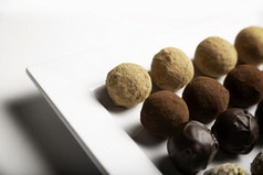 各种手工制作的美食巧克力松露糖果白色板