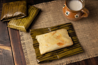 prehispanic菜典型的墨西哥和一些拉丁美国国家玉米面团包装香蕉叶子的玉米粉蒸肉是蒸