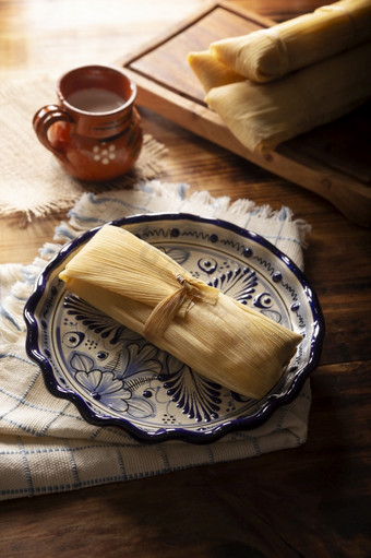 prehispanic菜典型的墨西哥和一些拉丁美国国家玉米面团包装玉米叶子的玉米粉蒸肉是蒸