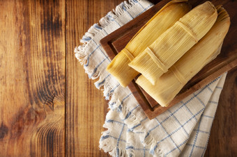 prehispanic菜典型的墨西哥和一些拉丁美国国家玉米面团包装玉米叶子的玉米粉蒸肉是蒸