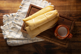 玉米粉蒸肉prehispanic菜典型的墨西哥和一些拉丁美国国家玉米面团包装玉米叶子的玉米粉蒸肉是蒸