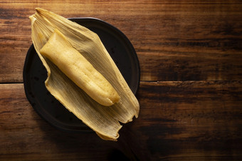玉米粉蒸肉prehispanic菜典型的墨西哥和一些拉丁美国国家玉米面团包装玉米叶子的玉米粉蒸肉是蒸