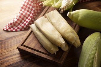 玉米粉蒸肉elote也被称为uchepos典型的墨西哥菜可以服务与绿色萨尔萨舞和陪同酸奶油服务甜点覆盖与焦糖任何其他甜蜜的一流的