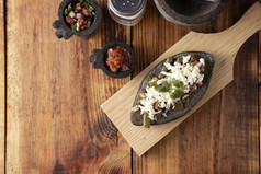 tlacoyo与nopales和奶酪墨西哥前拉美裔菜使蓝色的玉米面粉帕蒂填满与Refried豆子受欢迎的街食物墨西哥前视图