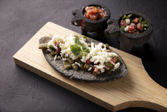tlacoyo与鼻涕虫墨西哥前拉美裔菜使蓝色的玉米面粉帕蒂填满与Refried豆子受欢迎的街食物墨西哥