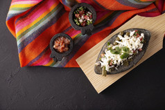 tlacoyo与nopales和奶酪墨西哥前拉美裔菜使蓝色的玉米面粉帕蒂填满与Refried豆子受欢迎的街食物墨西哥前视图