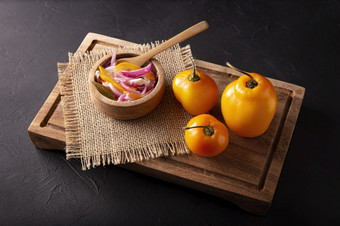 洋葱红潜水切碎紫色的洋葱与曼扎诺辣椒和香料非常受欢迎的准备墨西哥陪炸玉米饼和宽各种菜