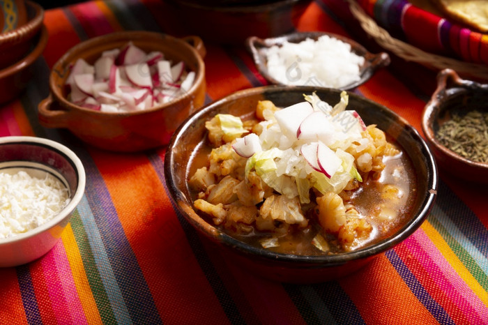 波唑红色传统的墨西哥炖肉非常受欢迎的墨西哥和邻近的国家使从cacahuazintle与肉和各种各样的其他成分根据的地区