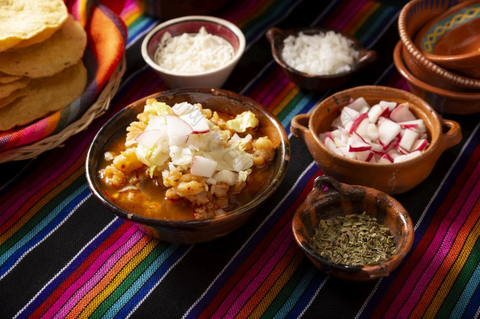 波唑红色传统的墨西哥炖肉非常受欢迎的墨西哥和邻近的国家使从cacahuazintle与肉和各种各样的其他成分根据的地区