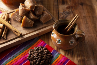咖啡馆是传统的墨西哥咖啡和基本成分为它的准备咖啡肉桂和皮隆西洛服务粘土杯被称为jarrito乡村木表面