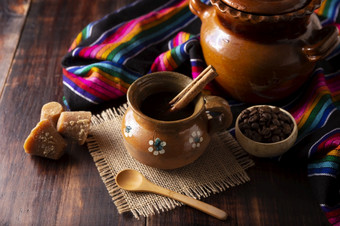 咖啡馆是传统的墨西哥咖啡和<strong>基本</strong>成分为它的准备咖啡肉桂和皮隆西洛<strong>服务</strong>粘土杯被称为jarrito乡村木表面