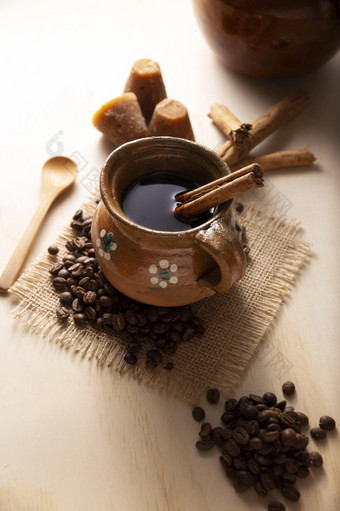 咖啡馆是传统的墨西哥咖啡和基本成分为它的准备咖啡肉桂和皮隆西洛服务粘土杯被称为jarrito乡村木表面