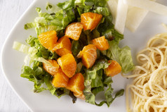 新鲜的混合生菜和橘子沙拉陪同豆薯地瓜erosus也已知的墨西哥山药豆墨西哥萝卜特写镜头前视图