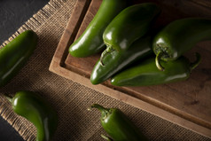 瑟拉諾智利绿色智利辣椒年非常受欢迎的各种热辣椒墨西哥厨房一般消耗新鲜的宽各种酱汁和菜