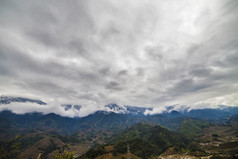 的大米场梯田萨帕越南Cloudscape大米场梯田萨帕越南