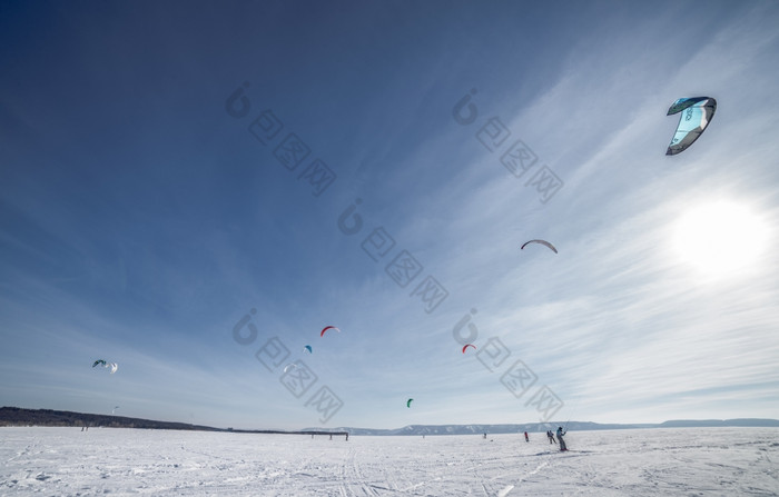 风筝冲浪者被拉他的风筝在的雪风筝冲浪者与蓝色的风筝的雪