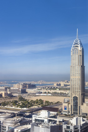市中心迪拜摩天大楼和路的建筑的酋长国迪拜