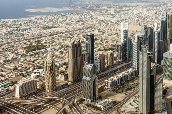 市中心迪拜摩天大楼和路的建筑的酋长国迪拜图片