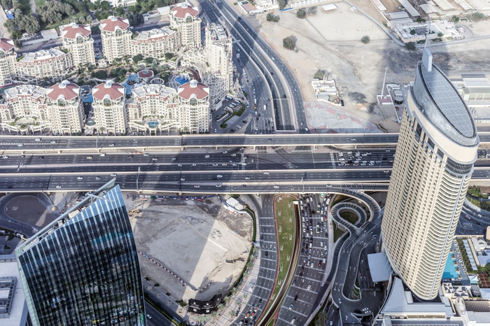 市中心迪拜摩天大楼和路的建筑的酋长国迪拜图片