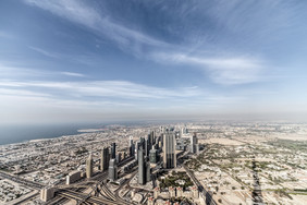 市中心迪拜摩天大楼和路的建筑的酋长国迪拜