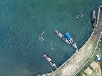 码头快艇玛丽娜很多这通常的大多数受欢迎的旅游景点的海滩游艇和帆船停泊的旋转空中视图无人机前视图码头快艇玛丽娜很多这通常的大多数受欢迎的旅游景点的海滩空中视图无人机