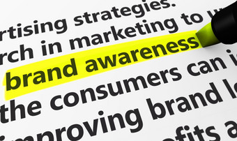 市场营销而且广告概念与呈现品牌发展中策略相关的单词而且品牌意识文本突出显示与黄色的标记