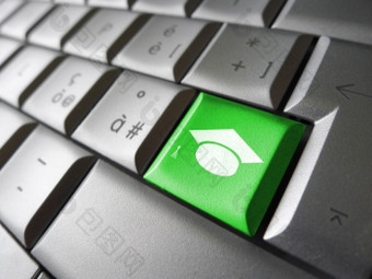 在线教育而且电子学习概念与毕业帽图标而且象征绿色电脑关键为学校而且在线教育业务