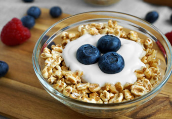 健康的饮食早餐与碗酸奶<strong>拼</strong>写片和新鲜的蓝莓<strong>水果</strong>