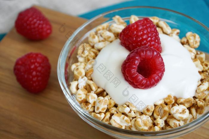 健康的饮食早餐与碗酸奶拼写片和新鲜的树莓水果
