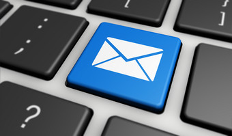 网络联系和客户通讯概念与<strong>电子邮件</strong>图标蓝色的电脑键盘插图