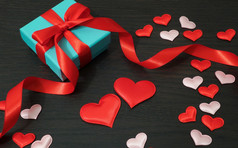 情人节一天现在概念与红色的和粉红色的心和礼物盒子与红色的丝带木背景