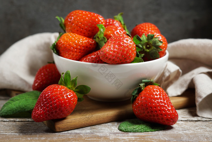 草莓概念与集团成熟的红色的草莓白色碗关闭额视图古董乡村木表格背景