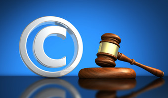 版权法律和知识财产概念插图与银版权象征图标和木槌子蓝色的背景