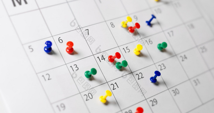 业务日历页面忙调度时间管理最后期限和事件规划概念与许多色彩斑斓的推针每月纸日历页面