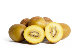 猕猴桃黄金黄色的水果关闭前面视图与一个切片猕猴桃孤立的白色背景
