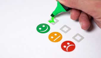 客户满意度快乐反馈评级检查表和优秀的业务质量评价概念与客户手检查绿色微笑表情符号脸图标关闭视图