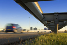 高速公路安全铁路与路线信息标志而且运动模糊通过汽车