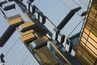 的色彩鲜艳的反射一个建筑的玻璃外墙一个的大多数著名的摩天大楼的金融区在香港香港岛
