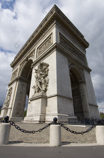 的著名的具有里程碑意义的的弧<strong>凯旋门</strong>的冠军伊丽莎白<strong>巴黎</strong>见过通过宽角加强的的角度来看从附近的显示的纯粹的大小的纪念碑