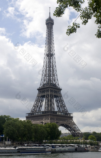 的著名的具有里程碑意义的的埃菲尔铁塔塔见过从在的河他的巴黎与的太阳打破通过的云的公共汽车帕里金告诉演讲为的群众谁访问这世界著名的吸引力