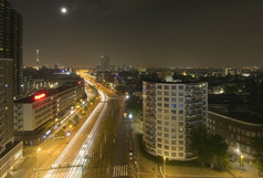 午夜交通鹿特丹的荷兰见过从以上的月亮而且的欧洲桅杆是视图的郊区而且住宅区域的正确的