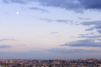黄昏解决在巴黎见过从蒙特Martre的最后的射线阳光引人注目的的建筑巴黎