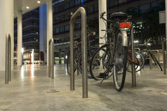 自行车停外一个的部门的黑格的荷兰晚上一个与平轮胎