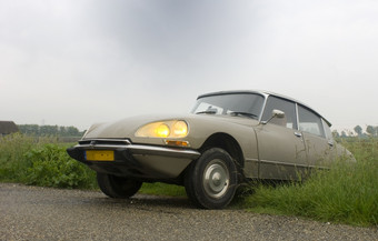 古董车停国家路泽兰省的荷兰多雨的一天与rsquo头灯